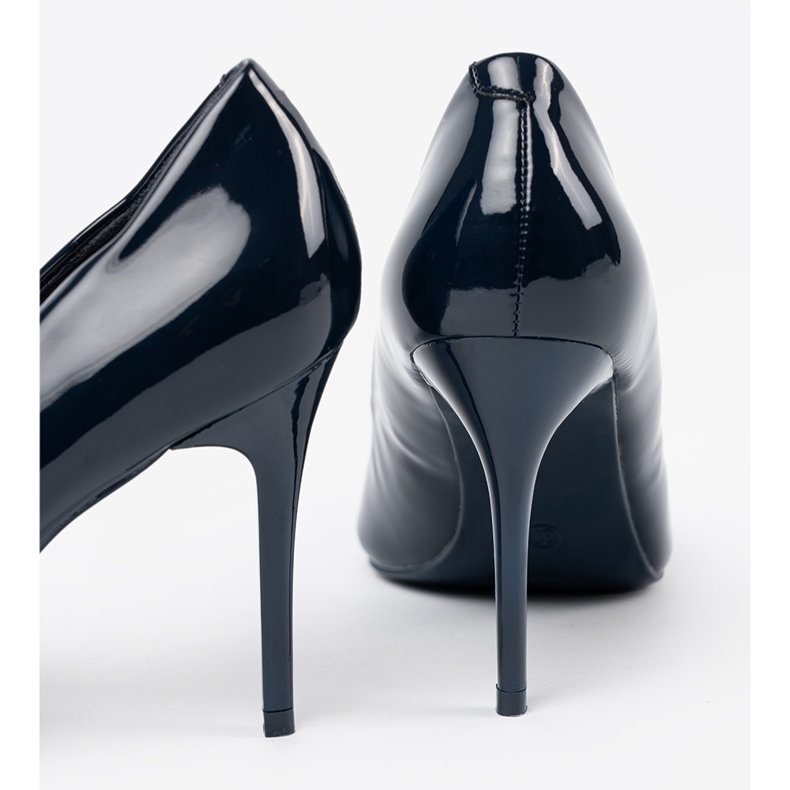 Bombas elegidas azul marino en un tacón alto 2 Bombas elegidas azul marino en un tacón alto 2