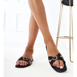 Chanclas negras con una hebilla decorativa en el cinturón negro 4