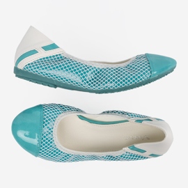 Bailarinas azules con un colador blanco 1 Bailarinas azules con un colador blanco 1