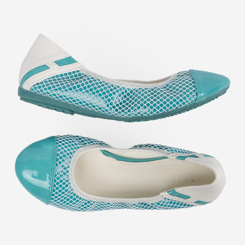 Bailarinas azules con un colador blanco 1