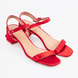 Shelvt Sandalias rojas en un post rojo 4