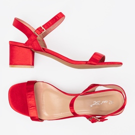 Shelvt Sandalias rojas en un post rojo 6