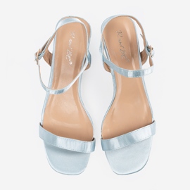 Sandalias azules en un post 1 Sandalias azules en un post 1