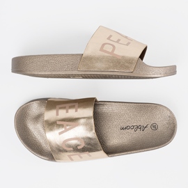 Shelvt Chanclas doradas planas con una inscripción dorado 5