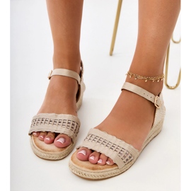 Sandalias de cuña beige con cinturón trenzado 3