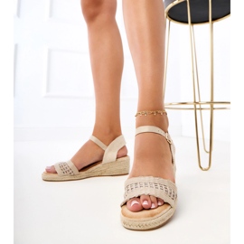 Sandalias de cuña beige con cinturón trenzado 4