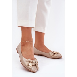 Bailarinas pintadas con arco y un broche dorado beige oscuro rivona 2