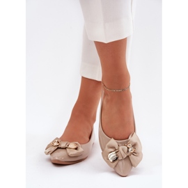Bailarinas pintadas con arco y un broche dorado beige oscuro rivona 3