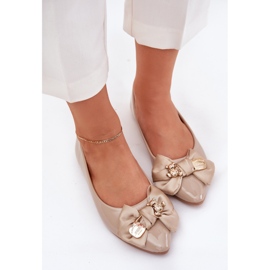 Bailarinas pintadas con arco y un broche dorado beige oscuro rivona 5