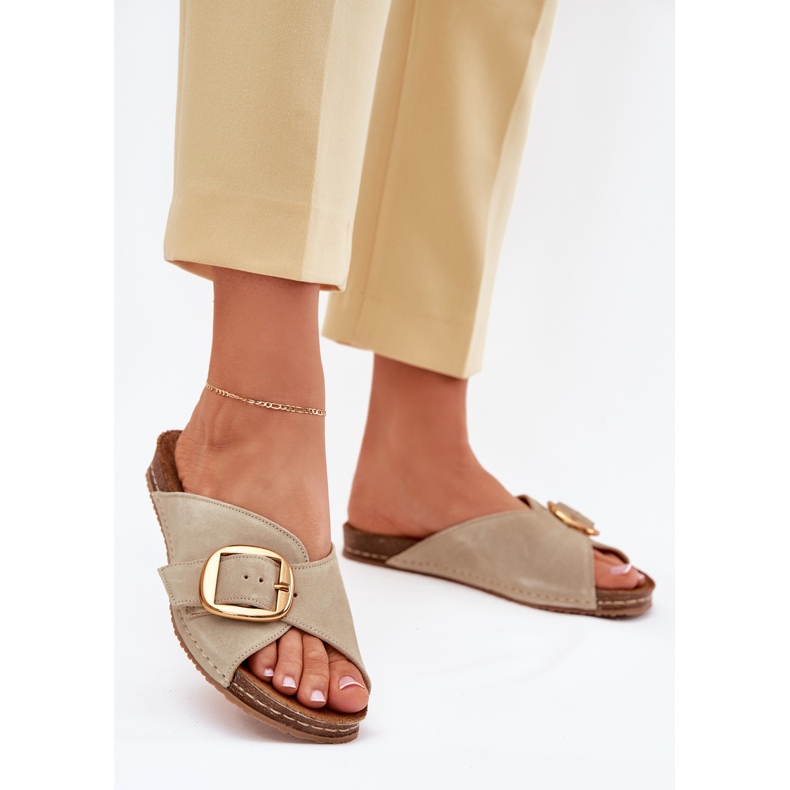 Chanclas de cuero con una abrazadera dorada Maciejka 07000-22 Pistacho verde 2 Chanclas de cuero con una abrazadera dorada Maciejka 07000-22 Pistacho verde 2