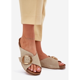 Chanclas de cuero con una abrazadera dorada Maciejka 07000-22 Pistacho verde 1