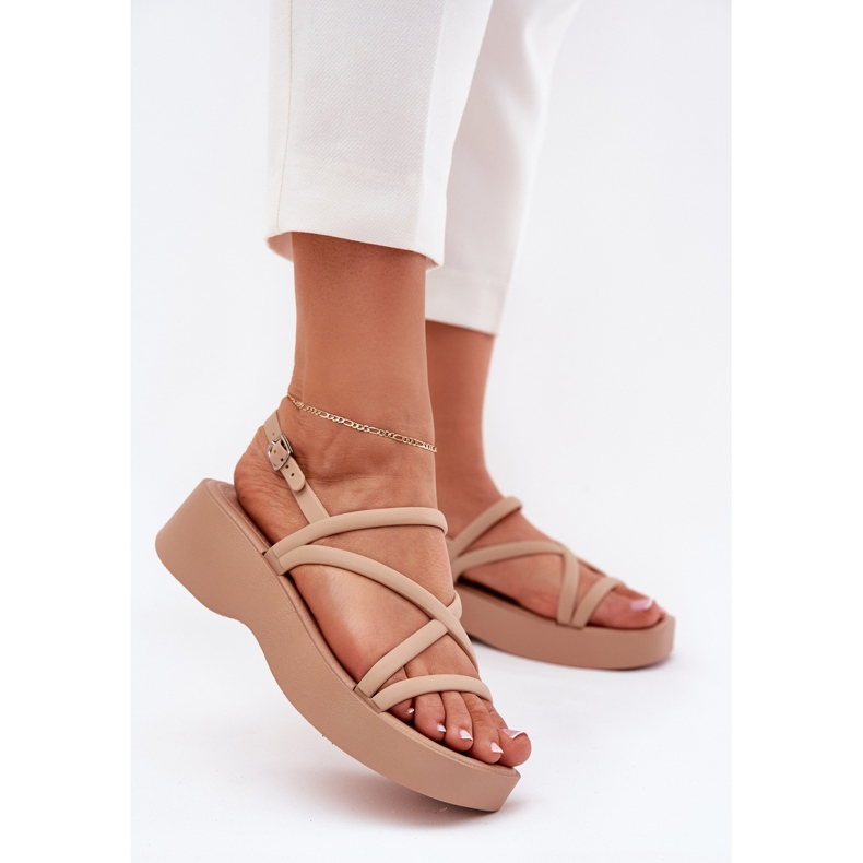 Sandalias para mujeres en la plataforma con rayas beige 2 Sandalias para mujeres en la plataforma con rayas beige 2