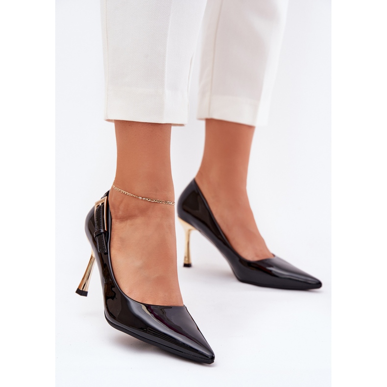 Pintados tacones altos con una abrazadera dorada de negro 2