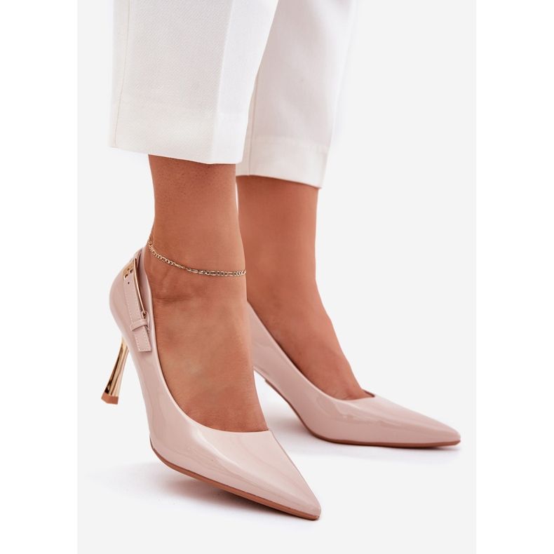 Tacones pintados con una abrazadera beige dorada 1