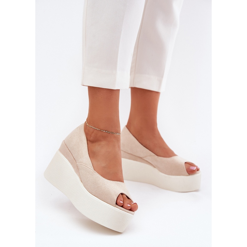 Sandalias de mujeres en la cuña y la plataforma de beige ligero 2