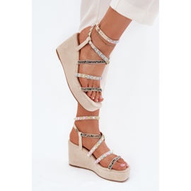 Sandalias para mujeres para cuña con decoración en rayas beige 3