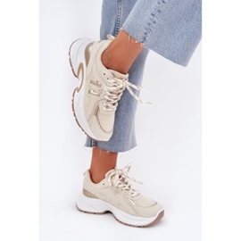 Zapatillas de deporte para mujeres en una suela beige masiva 3