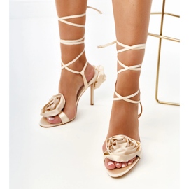 Sandalias beige en un talón decorado con una flor 4