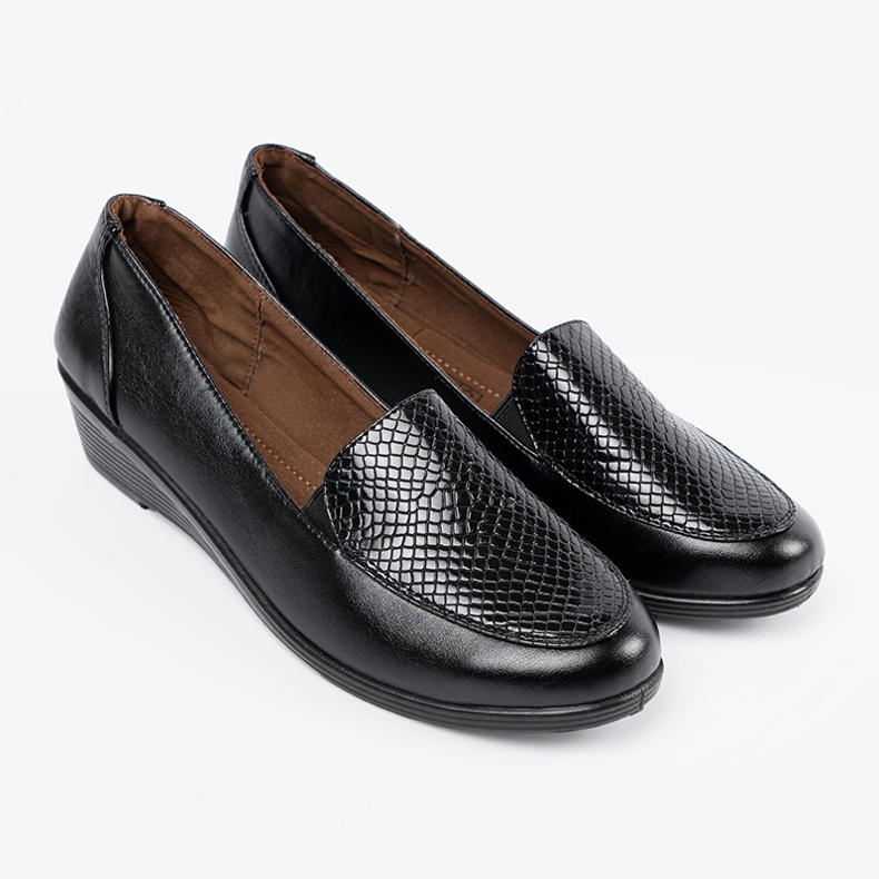 Zapatos de mujer con textura de piel de una serpiente negro 2 Zapatos de mujer con textura de piel de una serpiente negro 2