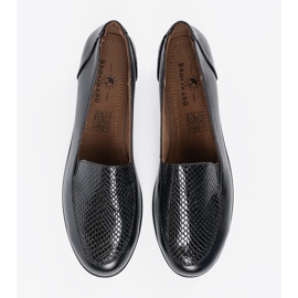 Zapatos de mujer con textura de piel de una serpiente negro 3