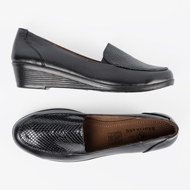Zapatos de mujer con textura de piel de una serpiente negro 4