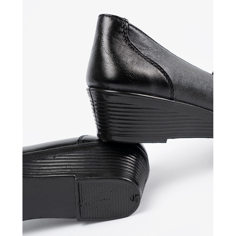 Zapatos de mujer con textura de piel de una serpiente negro 1 Zapatos de mujer con textura de piel de una serpiente negro 1