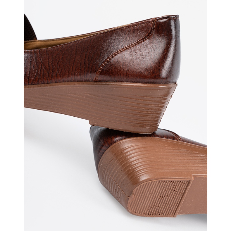 Shelvt Zapatos en una cuña baja marrón 1