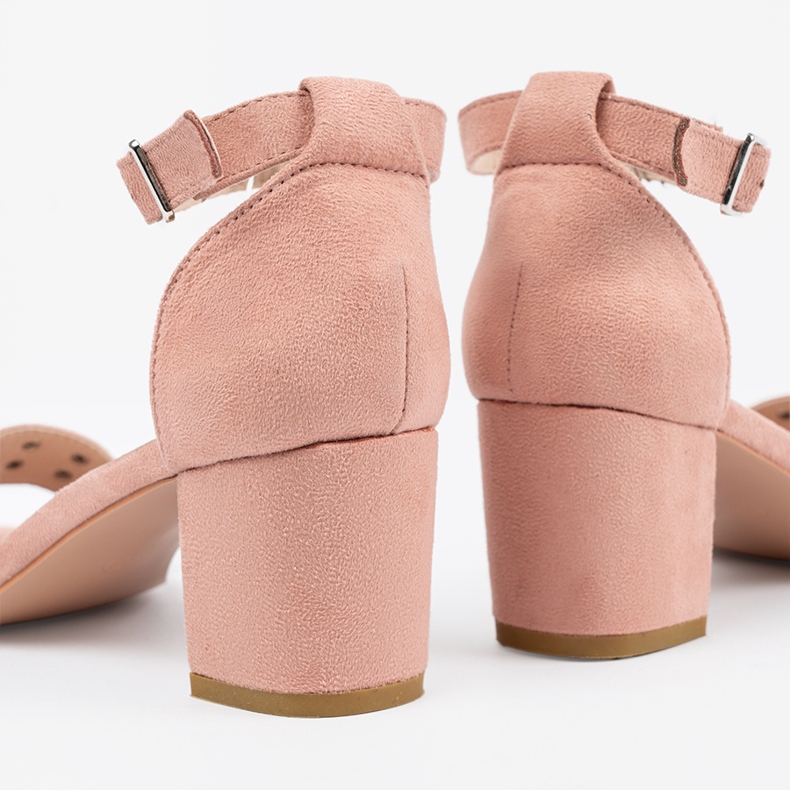 Seastar Sandalias en una publicación con tachuelas 2