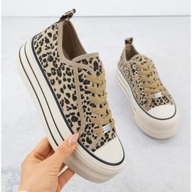 Zapatillas bajas en una plataforma de leopardo beige news 9157 1