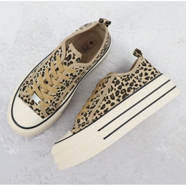 Zapatillas bajas en una plataforma de leopardo beige news 9157 3