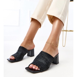 Zapatillas negras en el poste con rayas de Gamboa trenzadas negro 1 Zapatillas negras en el poste con rayas de Gamboa trenzadas negro 1