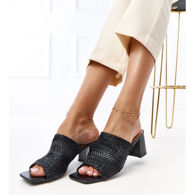 Zapatillas negras en el poste con rayas de Gamboa trenzadas negro 2 Zapatillas negras en el poste con rayas de Gamboa trenzadas negro 2