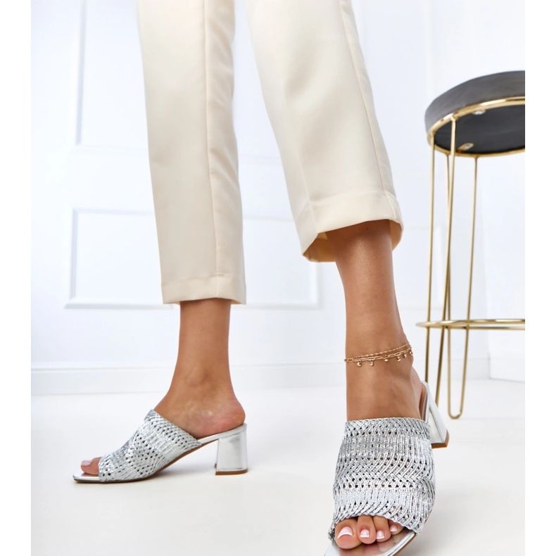 Chanclas plateadas en el poste con rayas de gamboa trenzadas plata 1