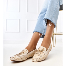 Mocasines beige decorados con pernos de Lea 2