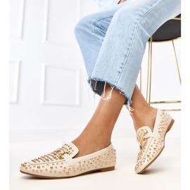 Mocasines beige decorados con pernos de Lea 3