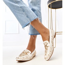 Mocasines blancos decorados con sementales de Lea 6