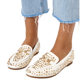 Mocasines blancos decorados con sementales de Lea 5