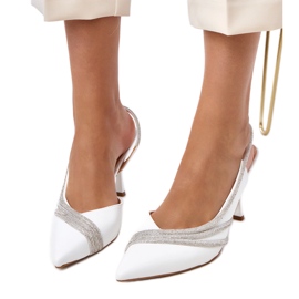 Sandalias blancas con tacón abierto con circones de lura blanco 6