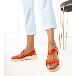 Sandalias de naranja en una verkado de cuña baja 4