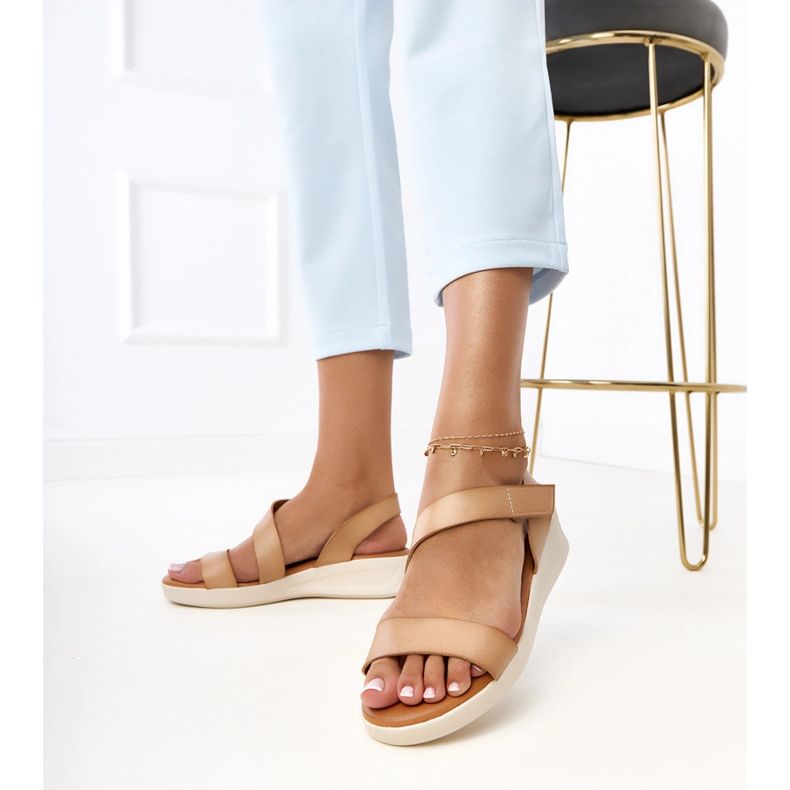 Sandalias beige en una verkado de cuña baja 2 Sandalias beige en una verkado de cuña baja 2