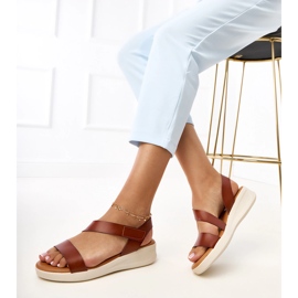Sandalias marrones en una verkado de cuña baja marrón 4
