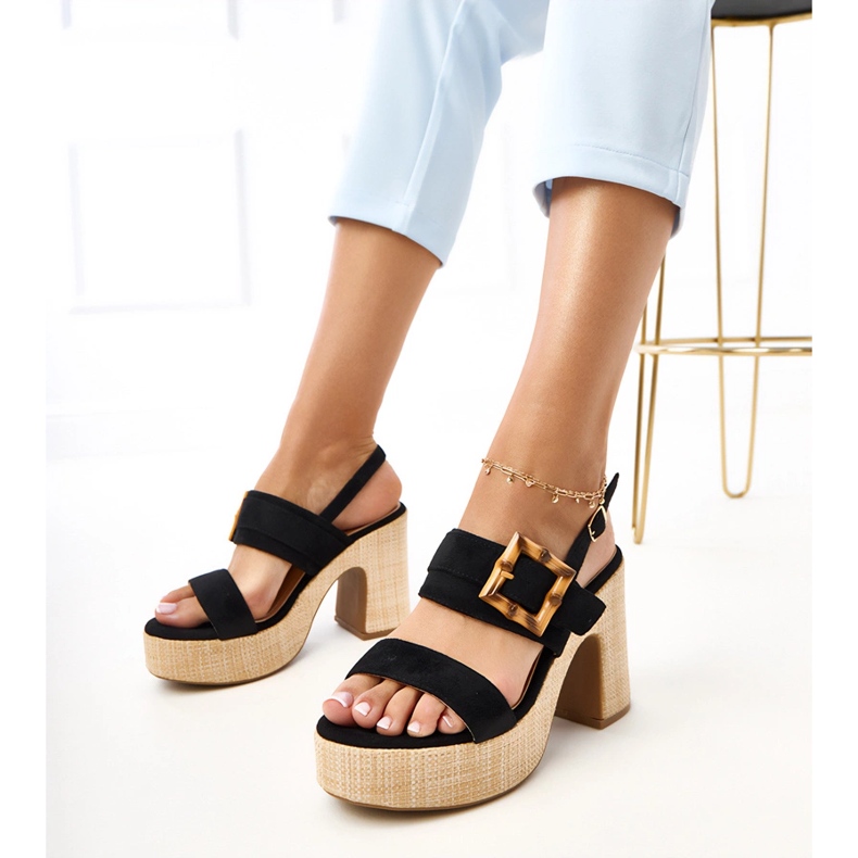 Sandalias negras en el poste decoradas con una abrazadera de undira negro 1 Sandalias negras en el poste decoradas con una abrazadera de undira negro 1