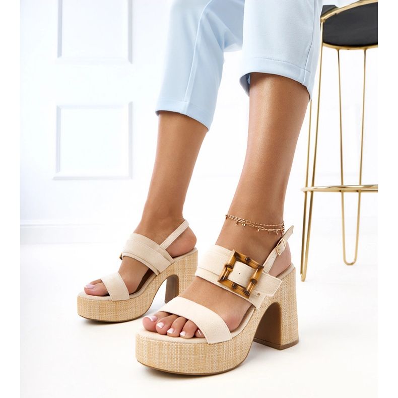 Sandalias beige en la publicación decorada con un aldea de altura 1