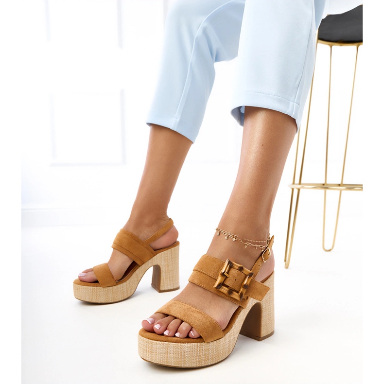 Sandalias marrones en el poste decorado con un aldea de altura marrón 1