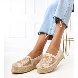 Apartrilles beige con bordados en la plataforma Lorin 2