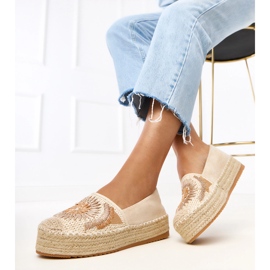 Apartrilles beige con bordados en la plataforma Lorin 3