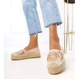 Apartrilles beige con bordados en la plataforma Lorin 4