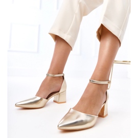 Bombas de oro en el poste sujetado en los cubos de Keris dorado 1 Bombas de oro en el poste sujetado en los cubos de Keris dorado 1