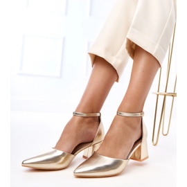 Bombas de oro en el poste sujetado en los cubos de Keris dorado 2 Bombas de oro en el poste sujetado en los cubos de Keris dorado 2