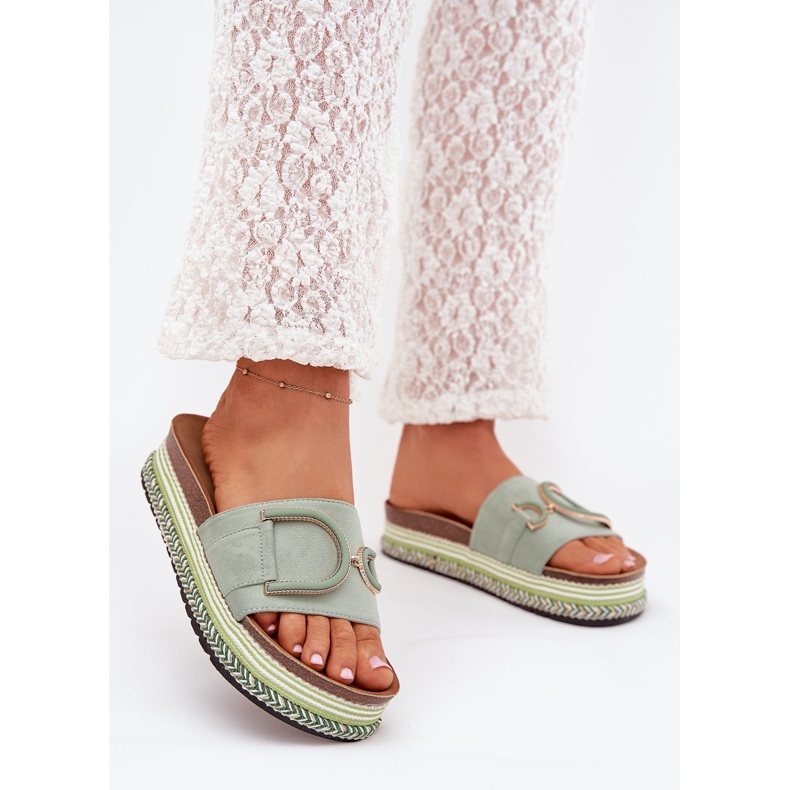 Boto Flip Flip Flip Flip en la plataforma con una decoración verde de Daphira 2